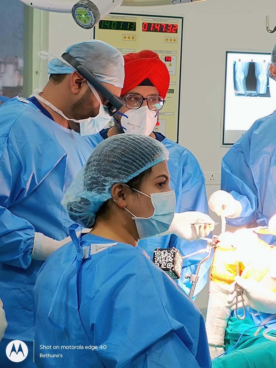 ARTHRO3D-guided knee replacement procedure in progress.